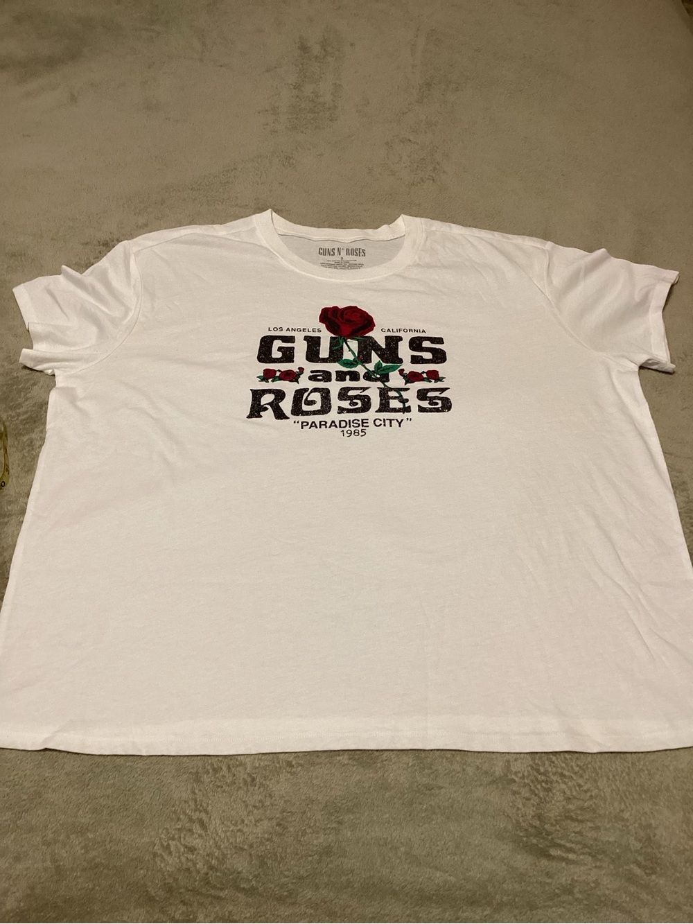 Torrid Guns N’ Roses White Graphic Short Sleeve Tee, size 2 (18/20), NWOT